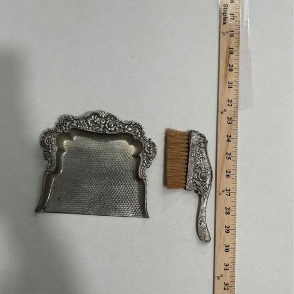 Silver hand brush and dustpan 1928/horsehair bristles